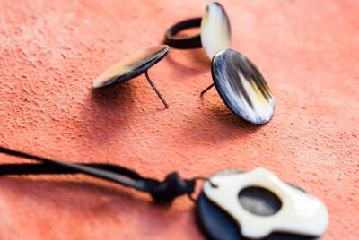 Taller de joyería de cuerno de vaca