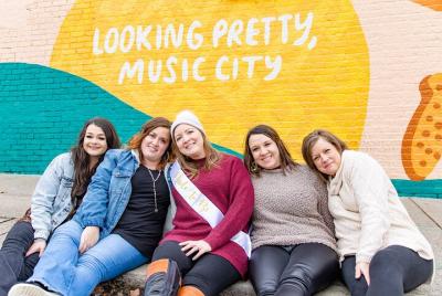 Sesión de fotos mural de despedida de soltera de Nashville con fo Sesión de fotos mural de despedida de soltera de Nashville con fo