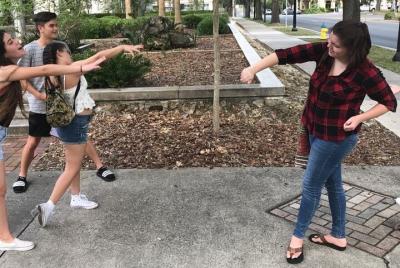 Participa en una divertida búsqueda del tesoro en Costa Mesa de Zombie Scavengers Participa en una divertida búsqueda del tesoro en Costa Mesa de Zombie Scavengers