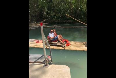 Transporte privado desde Montego Bay a Martha Brae River Rafting 