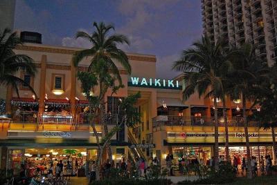 Después de la cena, recorrido por la famosa playa de Waikiki Después de la cena, recorrido por la famosa playa de Waikiki