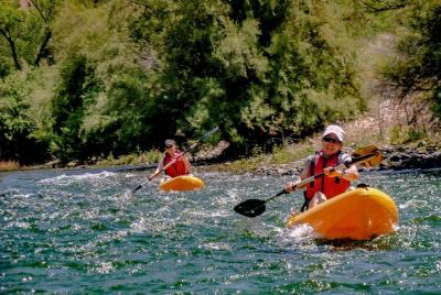 Viaje en kayak por los arrecifes de granito en el Bajo Río Salado Viaje en kayak por los arrecifes de granito en el Bajo Río Salado