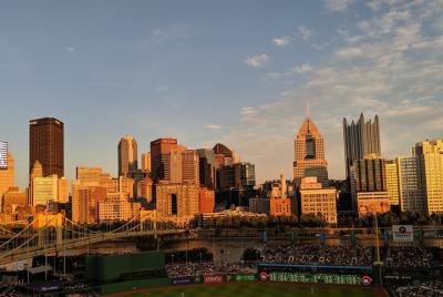 Tour al atardecer negro y dorado