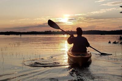 Tour guiado en kayak al atardecer en el lago Sebago, Maine
