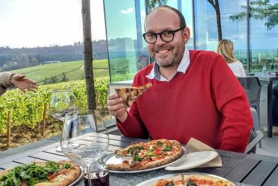 Maridaje de pizza en horno de leña y Pinot Noir de Willamette Val Maridaje de pizza en horno de leña y Pinot Noir de Willamette Val