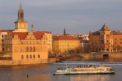 Visita turística a Praga con crucero por el río Vltava Visita turística a Praga con crucero por el río Vltava