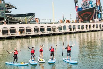 Stand-Up Paddleboarding en Mission Bay de San Francisco Stand-Up Paddleboarding en Mission Bay de San Francisco