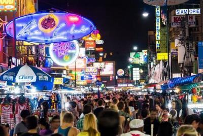 Experimente la noche típica de Bangkok, que incluye cena con comi