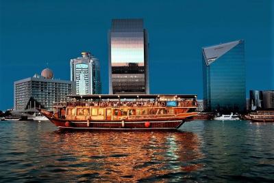 Cena Dhow Cruise en Dubai Creek con recogida en el hotel al compa