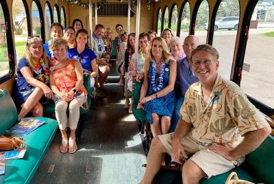 Tiki Trivia Trolley Tour con artista local y guía