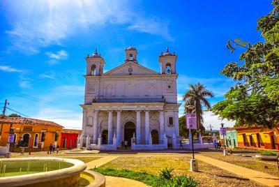 Suchitoto colorido pueblo colonial