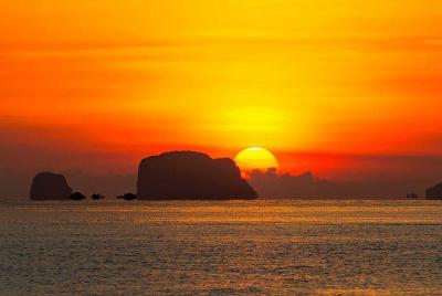 Cena en crucero al atardecer por la bahía de Phang Nga con canoa 
