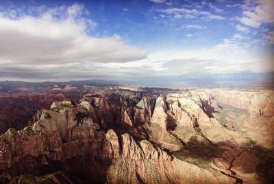 Vuelo panorámico en helicóptero por el Parque Nacional Zion de 100 millas Vuelo panorámico en helicóptero por el Parque Nacional Zion de 100 millas