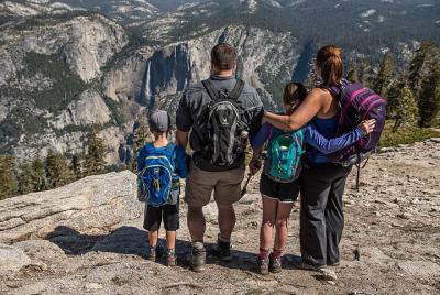 Caminata con la familia en Yosemite Caminata con la familia en Yosemite