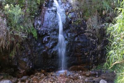 Barranco autoguiado de la cascada para montar el alzamiento alto  Barranco autoguiado de la cascada para montar el alzamiento alto