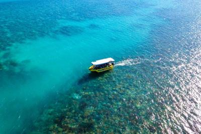 Recorrido en barco con fondo de cristal de Airlie Beach