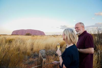 Viaje de 2 días a Uluru, una granja de camellos y Kata Tjuta desd