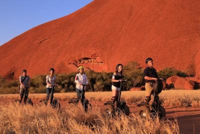Experiencia en Segway al atardecer en Uluru desde Yulara