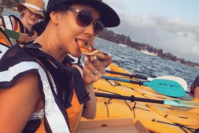 Batemans Bay Sunset Pizza Kayak Tour - Flotador y fiesta