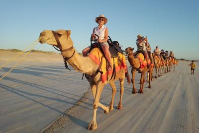 Montar camellos en Cable Beach