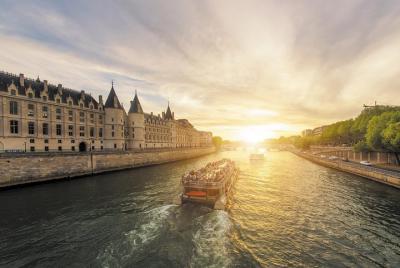 Crucero turístico a bordo Bateaux Parisiens por el río Sena Crucero turístico a bordo Bateaux Parisiens por el río Sena