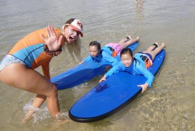 Clases de surf solo para niños en Surfers Paradise Beach Clases de surf solo para niños en Surfers Paradise Beach
