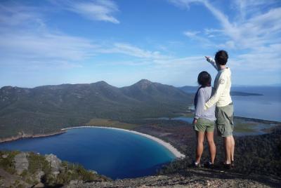Caminata en la playa de Wineglass Bay Caminata en la playa de Wineglass Bay