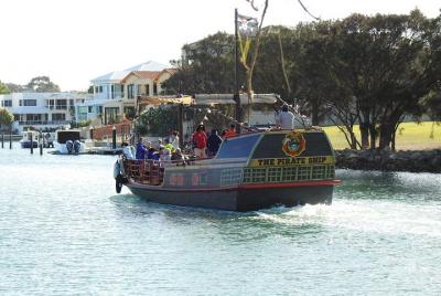 Crucero con almuerzo en barco pirata (1.5 horas)