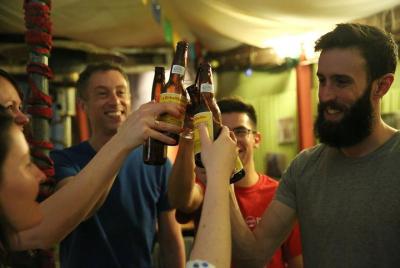 Tarde en Melbourne: tour privado de licores e historia con una be