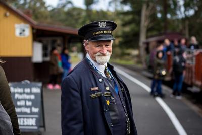 Puffing Billy, santuario iluminado por la luna y pingüinos