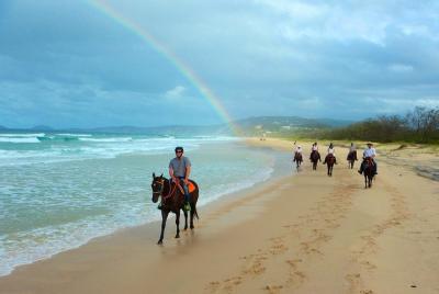 Paseo a caballo por la playa del arco iris Paseo a caballo por la playa del arco iris