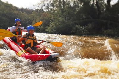 Kayak de aguas bravas en el río Yarra Kayak de aguas bravas en el río Yarra