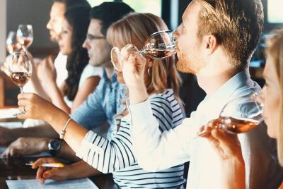 Tour de vino de día completo en Auckland con almuerzo de 3 platos