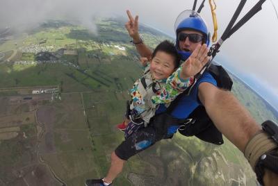 Experiencia de paracaidismo y alcatraces en tándem de 9,000 pies