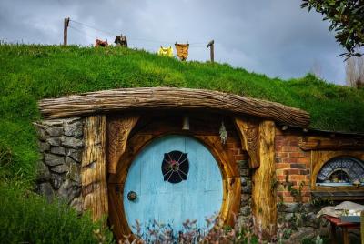 Hobbiton Movie Set, Waitomo Glowworm cave y Rotorua en un tour en