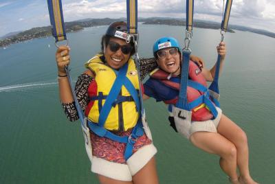 Aventura en parasailing sobre la bahía de las islas
