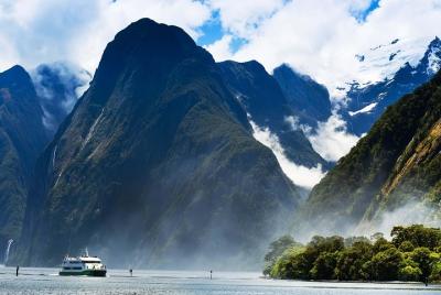 Crucero por Milford Sound con recorrido en autobús opcional Crucero por Milford Sound con recorrido en autobús opcional