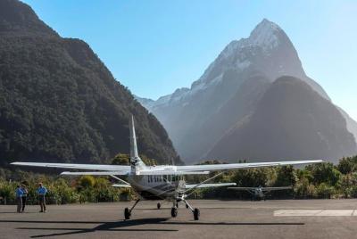 Transferencia escénica de vuelo a Queenstown desde Milford Sound Transferencia escénica de vuelo a Queenstown desde Milford Sound