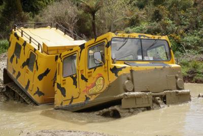 Tour de Hagglund por la selva tropical Tour de Hagglund por la selva tropical