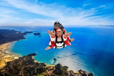 Skydive de 16,500 pies sobre Abel Tasman con el escenario más épi