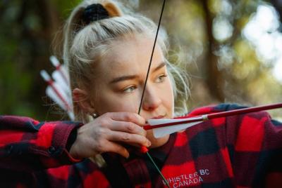 Experiencia de tiro con arco de caza de dragones en bosque nativo
