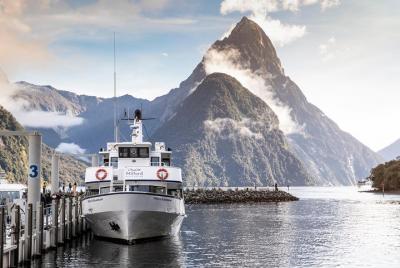 Recorrido y crucero por Milford Sound desde Queenstown con almuer Recorrido y crucero por Milford Sound desde Queenstown con almuer