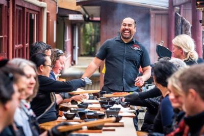 Experiencia de almuerzo interactivo en Tamaki Māori Village