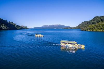 Recorrido ecológico por los lagos de Tarawera y Rotorua en barco 
