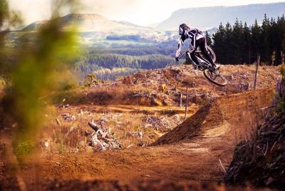 Viaje autoguiado de medio día en bicicleta de montaña por Whakare