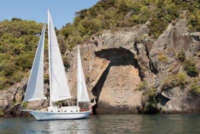 Tallas de la roca maorí Eco Vela Taupo Tallas de la roca maorí Eco Vela Taupo