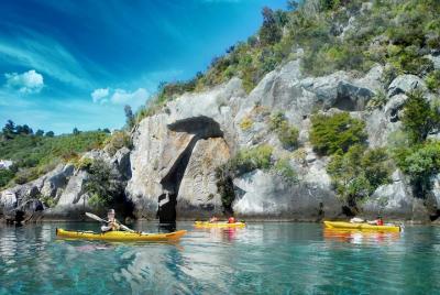 Kayak de medio día a las esculturas de roca maorí en el lago Taup