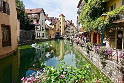 Tour privado a pie de 2 horas por Annecy con guía turístico ofici