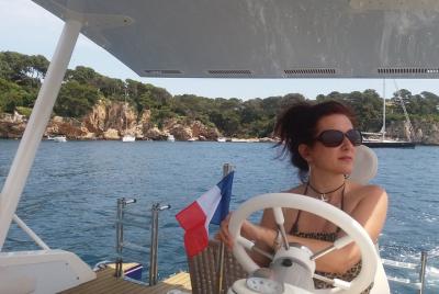 Excursión privada al mar en un catamarán solar en Antibes Juan le