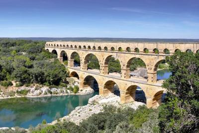 Excursión de medio día para grupos pequeños a Nimes, Uzes y Pont 